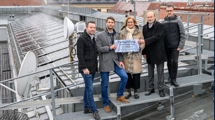 Die Landeshauptfrau Johanna Mikl-Leitner (Mitte) hat zusammen mit Christoph Reiter-Havlicek, Leiter der Gebäudeverwaltung des Landes Niederösterreich, Felix Haselbacher, Geschäftsfüphrer von ITB, Karl Dorninger, Projektleiter im Land, und Christian Baumgartner, Projektleiter bei ITB, die Sonnenstromproduktion auf dem Dach des Palais in Wien gestartet.