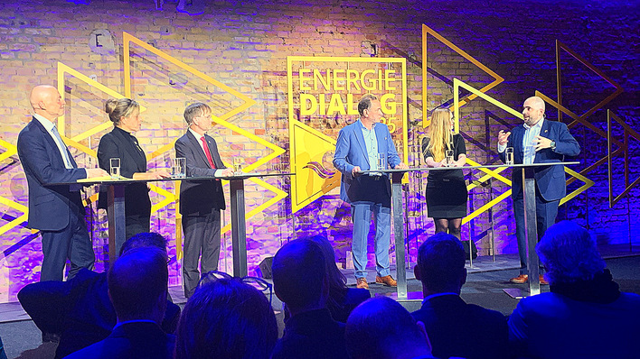 Talk auf dem Euref-Campus (v.l.): BMWK-Staatssekretär Nimmermann, NRW-Vizeministerpräsidentin Neubaur, BEE-Geschäftsführer Axthelm, VBG-Präsident Linke und Enertrag-Vorstandsmitglied Bendzulla lauschen Schoenergie-CEO Schöller.