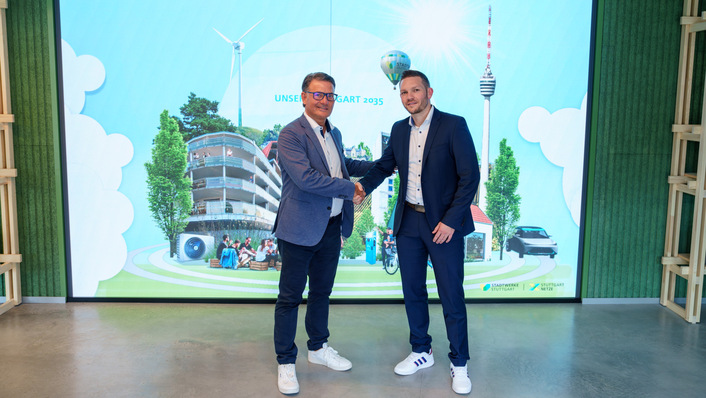 Handschlag zum Hydrogen Hub Stuttgart (Elektrolyse an Wasserstoffnetz) mit dem Technik-CEO der Stadtwerke Stuttgart Peter Drausnigg (links) und dem leitenden Experten bei Techniklieferant Siemens, Carsten Koch. Thost macht das Projektmanagement und hilft so auch Stuttgarts Windkraftausbau.