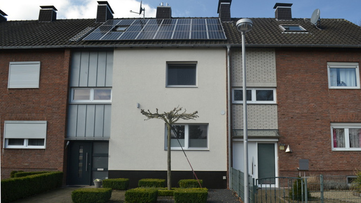 Hauseigentümer, die auf Photovoltaik mit Speicher setzen, sind von den Kürzungen der Vergütung kaum betroffen. Vorausgesetzt, sie fahren ihren Speicher netzdienlich.