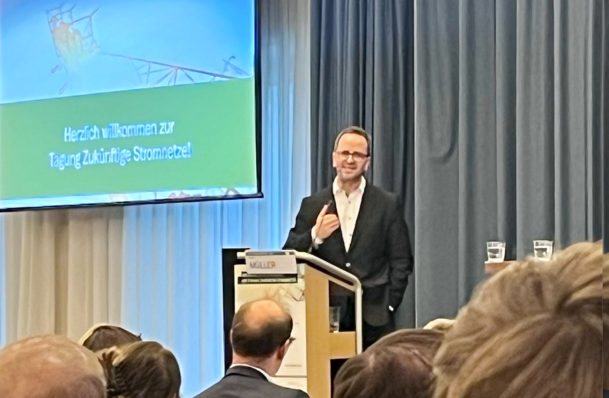 Der Präsident der Bundesnetzagentur, Klaus Müller, erlaubt einen Blick in seine Werkstatt.