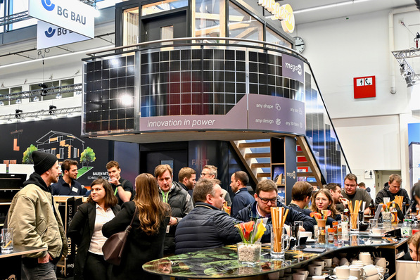 Megasol zeigte unter anderem gebogene Solarmodule mit kristallinen Zellen.