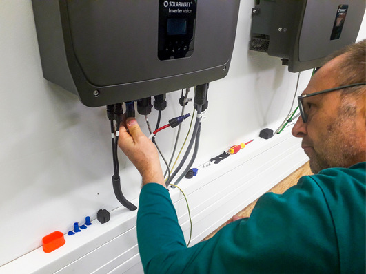 Der neue Speicher von Solarwatt lässt sich sehr einfach montieren. Und er wächst mit seinen Aufgaben.