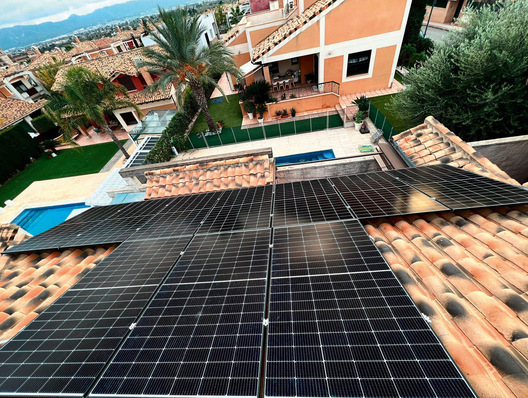 Um das Potenzial der Solarenergie in dichten städtischen Gebieten voll auszuschöpfen, müssen Herausforderungen wie Platzmangel durch begrenzte Dachflächen bewältigt werden.