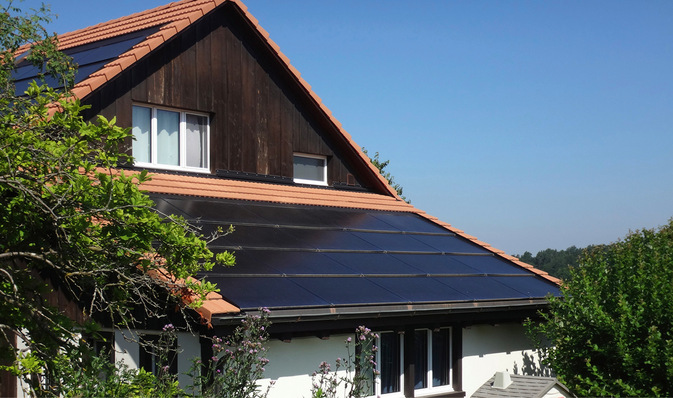 1  In der Schweiz nicht ungewöhnlich: Indachanlage mit ­rahmenlosen PV-Modulen