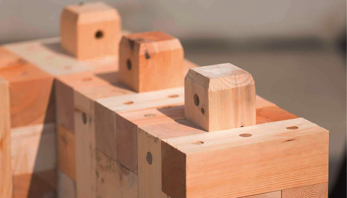 Die Briqs lassen sich einfach aufeinander stecken. Die Löcher ermöglichen die Verriegelung mit Holzdübeln, ganz ohne künstliche Verbindungsmittel.