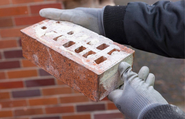 Ein rückgebauter Vormauerziegel für die Widerverwendung