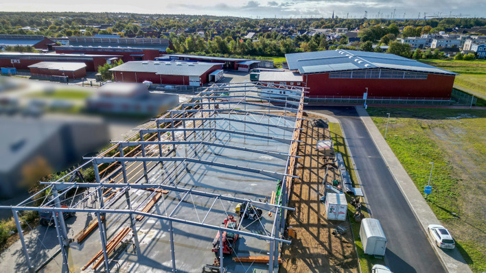 Die neue Lagerhalle (Vordergrund) ist mittlerweile fertig. Nun wächst das Team.