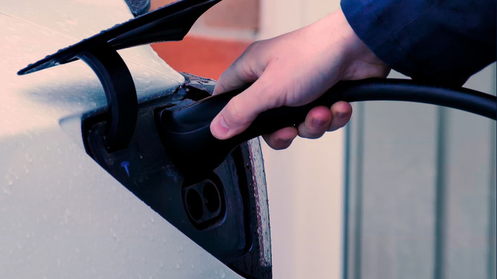 Das Elektroauto dann laden, wenn viel Sonnen- und Windstrom im Netz ist: Mit einer Vergütung sind Hauseigentümer:innen bereit, ihren Stromverbrauch anzupassen.