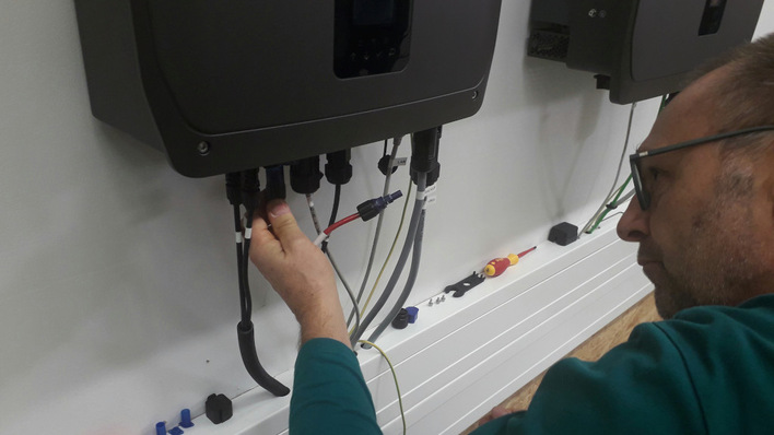 Der neue Speicher Battery Vision lässt sich sehr einfach mit dem Hybridwechselrichter verbinden.