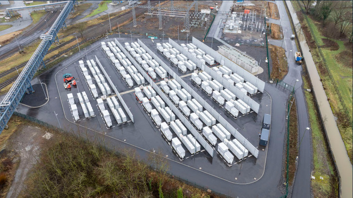 Einst rauchten in Hamm die Schornsteine des Steinkohlekraftwerks Westfalen. Jetzt steht ein großer Batteriespeicher auf dem Gelände.