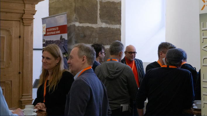 Auf dem PV-Symposium gibt es immer wieder Zeit für Gespräche und Erfahrungsaustausch. In diesem Jahr wird sicherlich auch die eine oder andere Anekdote aus den Anfängen der Photovoltaik dabei sein.