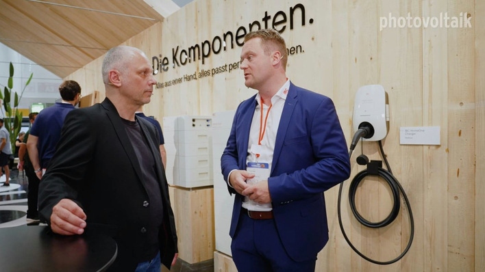 Thomas Bartsch (Bildmitte) leitet das Produktmanagement bei IBC Solar.