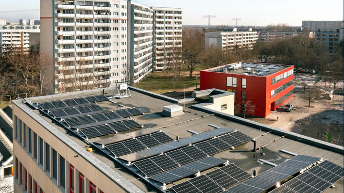 Wie hier auf dem Dach der Gretel Bergmann Gemeinschaftsschule entsteht ein Teil der neuen Anlagen auf anderen Schulgebäuden.