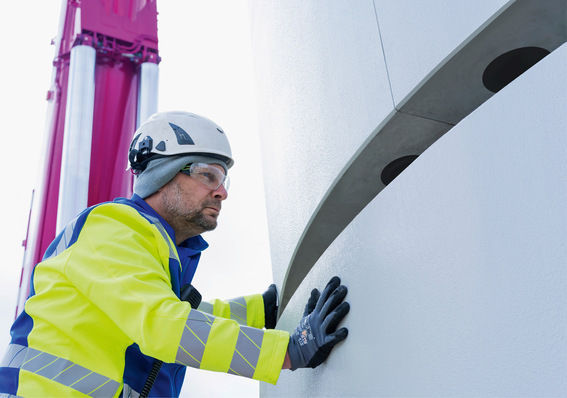 Errichtung des Mock-up-Testturms von Fuchs Europoles Wind