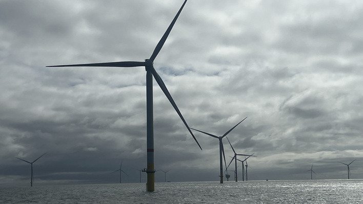 Mehrere Windräder im Meer unter einem bewölkten Himmel. - © Ørsted
