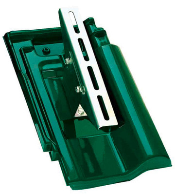 Die Solar-Trägerpfanne hat eine abgewinkelte rückseitige Träger­platte aus verzinktem Stahl sowie ein Z-Profil zur Windsogsicherung.