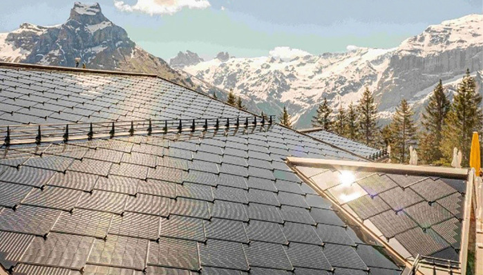 Das rautenförmige Muster des Bergrestaurant Risti Daches. Das Restaurant wird komplett über den Stromertrag der Solardachziegel versorgt.