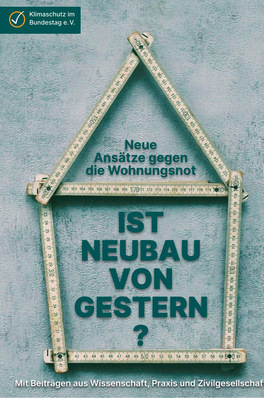 Maßbänder bilden den Umriss eines Hauses auf blaugrünem Hintergrund mit einem deutschen Text zu Lösungen für den Wohnungsmangel. - © Bild: Klimaschutz im Bundestag