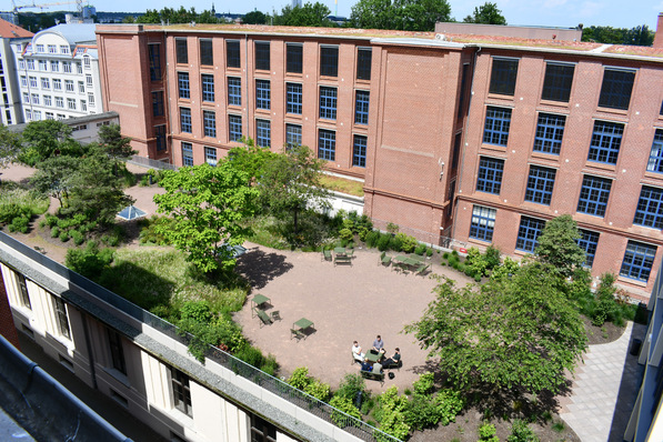 Begrünte Dächer bieten den Menschen auch auf Bestandsgebäuden ein erholsames Umfeld. Darüber hinaus helfen Städten bei der Klimaanpassung.
