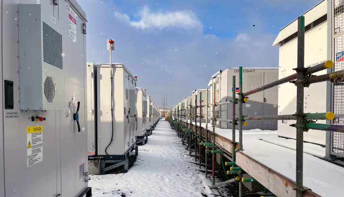 Das Projekt wurde mit 62 Medium Voltage Power Stations und Sunny Central Storage Batteriewechselrichtern ausgestattet.