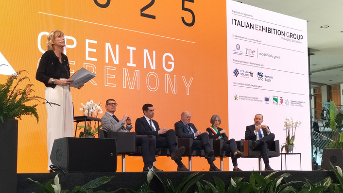 Eröffnungs-Podium der Key in Rimini mit der Ausstellungsdirektorin Alessandra Astolfi und dem Umwelt- und Energiesicherheitsminister Gilberto Pichetto Fratin (3. von rechts)