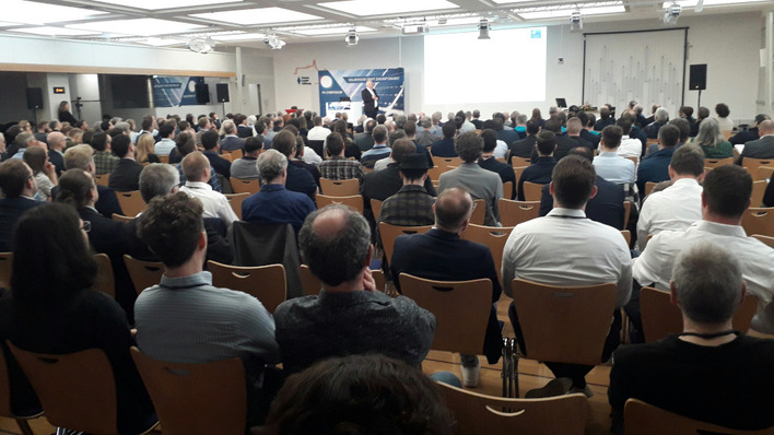 Das PV-Symposium ist in diesem Jahr wieder sehr gut besucht. Zum Beginn standen politische Themen auf der Tagesordnung.