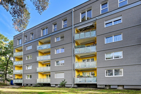 Erlangen gehört zu den Städten, die ein von der Deutschen Bundesstiftung Umwelt gefördertes Forschungsprojekt über klimaneutrale Stadtquartiere umsetzen. Der Clou: Die Sanierung erfolgt teils im bewohnten Zustand, ohne Mieterinnen und Mieter zu stark zu belasten.