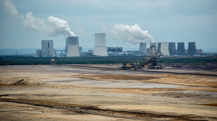 Braunkohletagebau in der Lausitz mit Kraftwerk Schwarze Pumpe