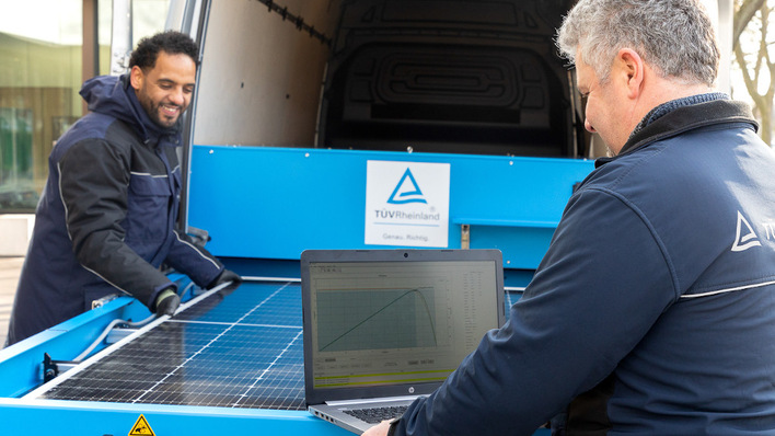 Das mobile PV-Labor des TÜV Rheinland prüft die Solarmodule vor Ort.