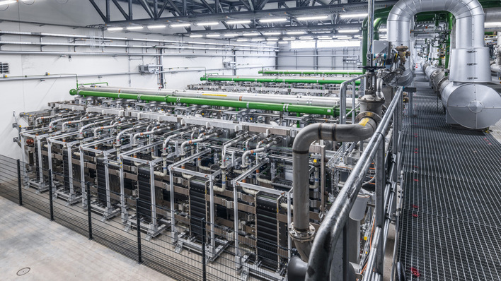 In drei sogenannten Arrays sind die einzelnen Elektrolyse-Module miteinander und mit dem H2-Verbundnetz am Standort verknüpft. 