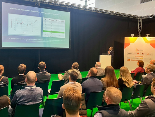 Stefan Lösch vom Fraunhofer IFAM zeigt mögliche Auslegungen von Gewerbespeichern.