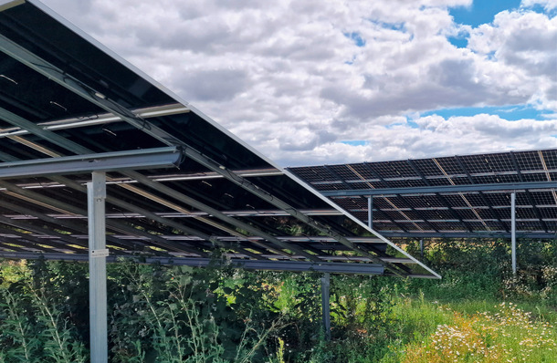 Das Testsystem besteht aus einem bifazialen Referenztisch (hinten) und einem monofazialen Referenztisch (vorne), dessen Modulrückseiten mit einer opaken Folie beklebt wurden.