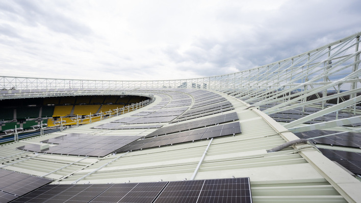 Die Installation auf der Dachkonstruktion des Stadions war nicht so einfach. Aber die Installateure haben es pünktlich geschafft.