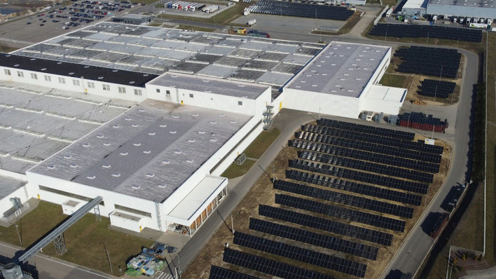 Wo einst ein Kohlekraftwerk stand, wurde jetzt ein Solarpark errichtet. Zusammen mit weiteren Solarfeldern versorgt er das Motorenwerk in Tychy jetzt mit Sonnenstrom.