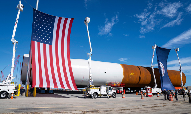 Ankunft der ersten Gründungspfähle des Offshore-Windparks Coastal Virgina Offshore Wind im Oktober 2023 in den USA. Der Windpark soll ab 2026 voll einspeisefähig sein und entsteht derzeit. Das Zubaujahr 2024 war allerdings für die Vereinigten Staaten das schwächste seit zehn Jahren.