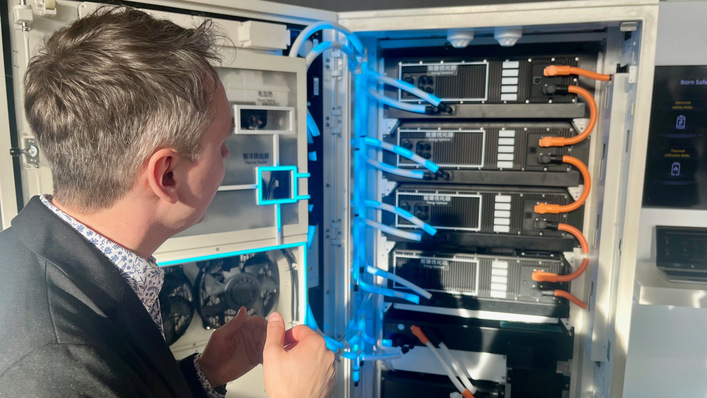 David Niehaus erklärt die innovative Hybridkühlung des Luna2000-215kWh.