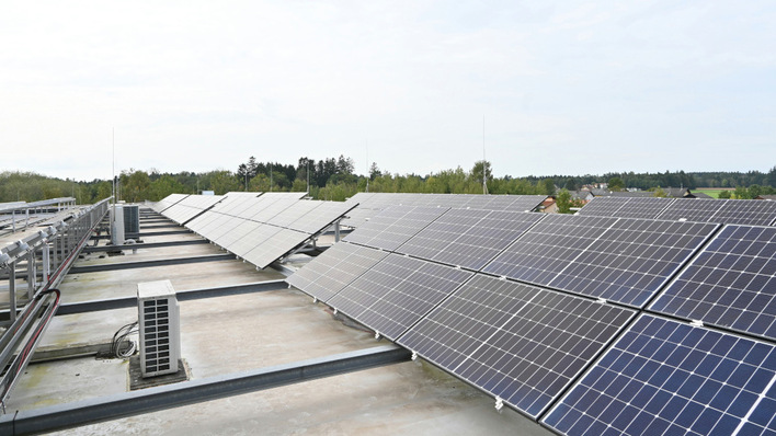 Enviria baut die Anlagen und verkauft den Strom an die Gewerbe- und Industriebetriebe im Gebäude.