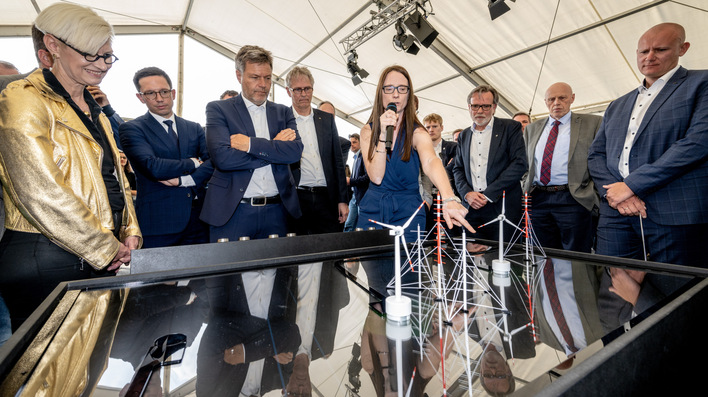 Der Bundeswirtschaftsminister 2023 beim Besuch eines Forschungswindparks des Deutschen Zentrums für Luft- und Raumfahrt in Krummendeich bei Hamburg 