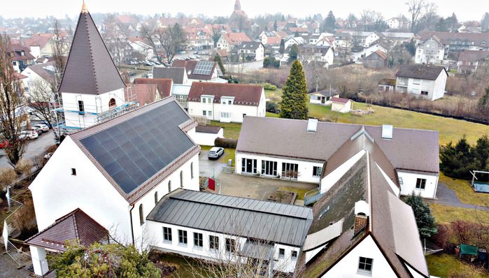 Die schwarzen Solarmodule des Solrif-Systems fügen sich optisch sehr gut in das Kirchendach in Buchloe ein.