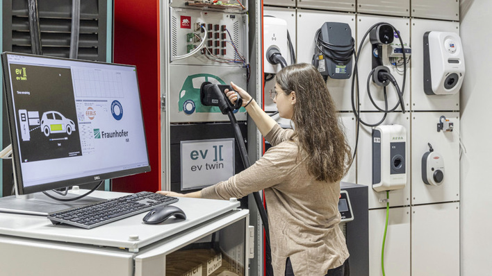 Die Forscher:innen haben die Wallboxen im digitalen Gridlab des Fraunhofer ISE gemessen. Sie haben dabei den eigens entwickelten digitalen Fahrzeugzwilling „ev twin“ genutzt. Dieser kann das Verhalten von 5.000 verschiedenen E-Autos simulieren.