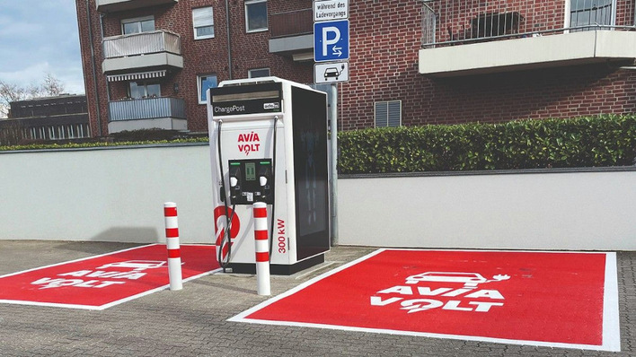 Durch den integrierten Batteriespeicher liefern die Ladesäulen 300 Kilowatt Leistung auch bei niedrigerem Netzanschluss.