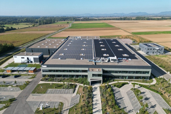 Gemäß Dena-Update lag der gebäudenahe PV-Zubau im letzten Jahr mit 10,1 Gigawatt auf einem konstant hohen Niveau und nur leicht unter dem Rekordwert von 2023.