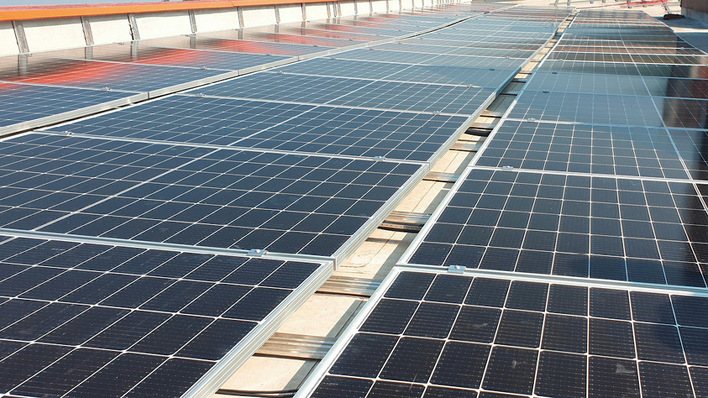 Auch Anlagen auf Gewerbedächern können mit Mietkauf finanziert werden.