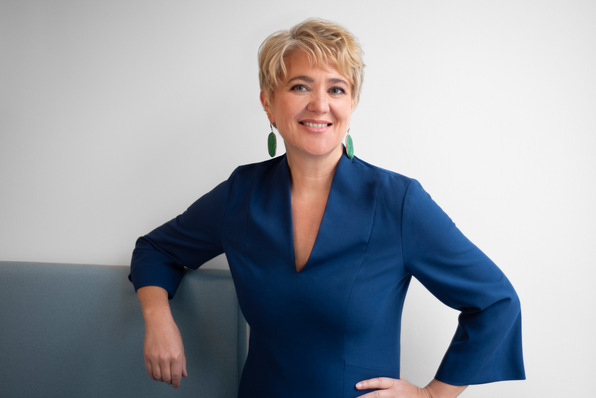 Corinna Enders, Vorsitzende der Dena-Geschäftsführung, ist sich sicher: Das Bündnis Gebäudewende schafft einen verlässlichen Rahmen für konkrete Fortschritte beim klimafreundlichen Bauen und Sanieren.