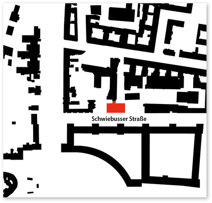 1 Lageplan, M 1:5000. Gegenüber des Neubaus zeichnen sich die denkmal­geschützten Bauten des ehemaligen Flughafens Berlin-Tempelhof ab.﻿