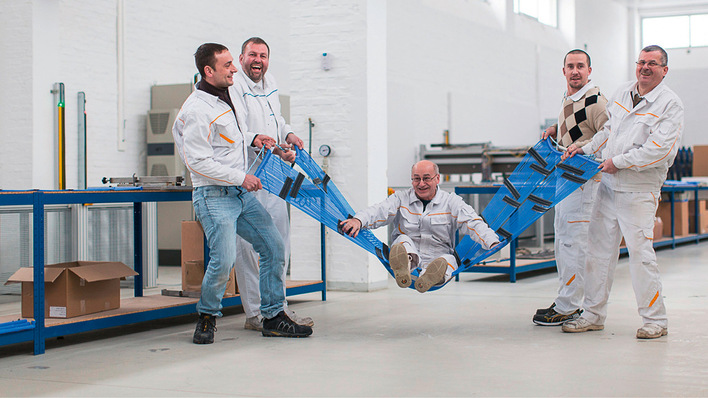 Mitarbeiter demonstrieren die Belastungsfähigkeit der millimeterdünnen Kapillarrohrmatten.