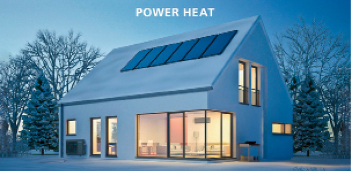 Modernes Haus mit Solarmodulen auf einem schneebedeckten Dach, großen Fenstern und dem Text „POWER HEAT“ darüber; Winterlandschaft. - © Bild: Panasonic