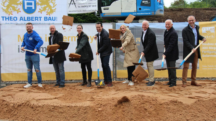 Großer Bahnhof beim Spatenstich. Die Factory One soll eine Kapazität für 300 Megawatt Jahresproduktion haben.