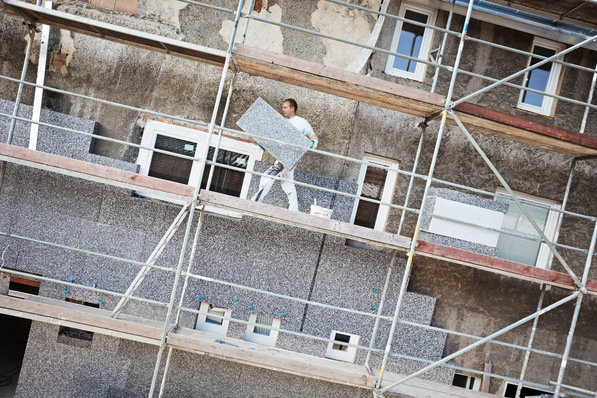 Vor allem bei Fassadensanierungen waren Hausbesitzer 2024 zurückhaltend,